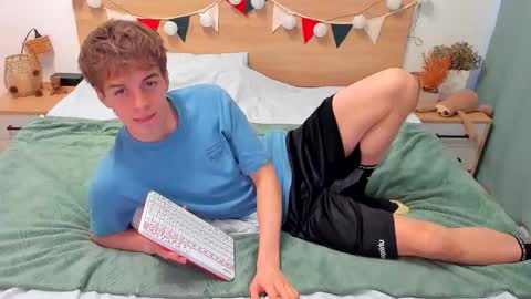 Snapshot of lanny_fandi chatting on November 18, 7:24 am Fandi online show from November 18, 7:24 am