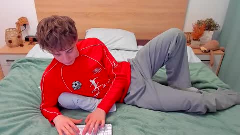 Snapshot of lanny_fandi chatting on December 1, 7:13 am Fandi online show from December 1, 7:13 am