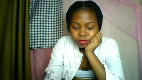 Snapshot of lara_belle chatting on June 4, 8:26 pm lara_belle online show from June 4, 8:26 pm