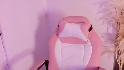 Lara Gill online show from December 18, 8:48 pm