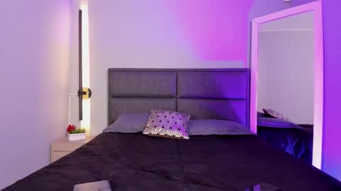 lara_reynolds_ online show from February 5, 7:40 pm