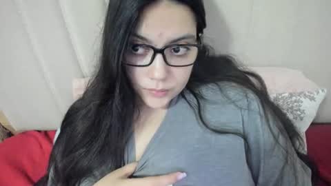 Snapshot of laracamille chatting on February 9, 2:37 am lara online show from February 9, 2:37 am