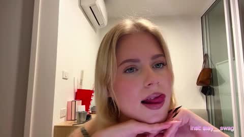 Snapshot of laraineprada chatting on February 10, 10:19 am Stella online show from February 10, 10:19 am