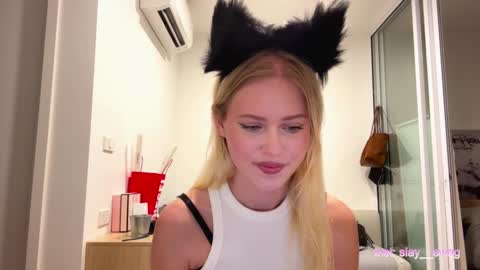 Snapshot of laraineprada chatting on February 13, 10:11 am Stella online show from February 13, 10:11 am