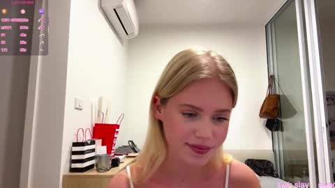 Snapshot of laraineprada chatting on February 15, 10:14 am Stella online show from February 15, 10:14 am