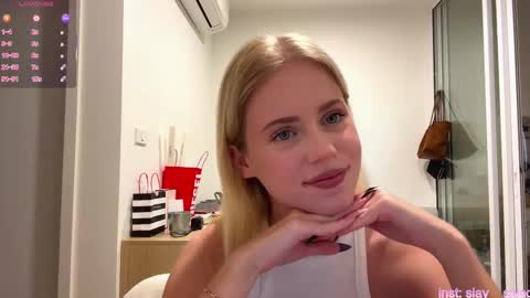 Snapshot of laraineprada chatting on February 16, 10:11 am Stella online show from February 16, 10:11 am