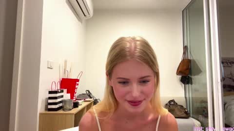 Snapshot of laraineprada chatting on February 17, 10:12 am Stella online show from February 17, 10:12 am