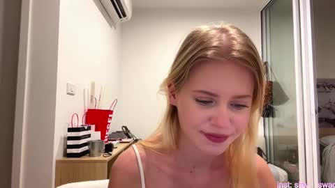 Snapshot of laraineprada chatting on February 20, 10:16 am Stella online show from February 20, 10:16 am