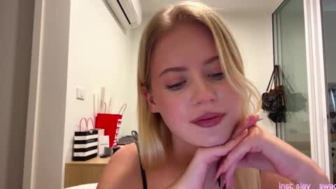 Snapshot of laraineprada chatting on February 22, 7:19 am Stella online show from February 22, 7:19 am