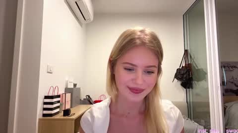 Snapshot of laraineprada chatting on February 23, 10:12 am Stella online show from February 23, 10:12 am