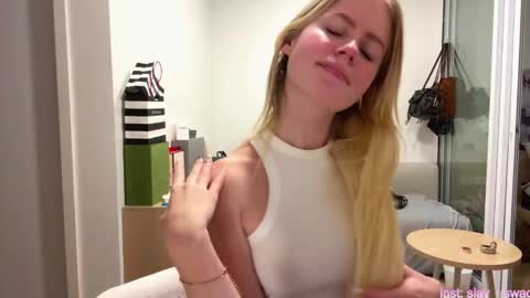 Snapshot of laraineprada chatting on March 3, 10:21 am Stella online show from March 3, 10:21 am