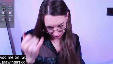 larawinters online show from December 22, 8:06 pm