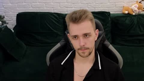 Snapshot of larstar01 chatting on December 4, 4:32 am Lars online show from December 4, 4:32 am