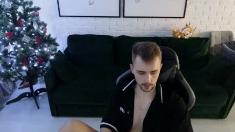 Snapshot of larstar01 chatting on December 6, 1:29 am Lars online show from December 6, 1:29 am