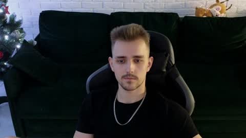 Snapshot of larstar01 chatting on December 21, 1:47 am Lars online show from December 21, 1:47 am