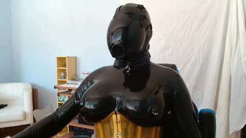 Snapshot of latex_doll_iris chatting on June 16, 7:33 am Latex Doll Iris online show from June 16, 7:33 am