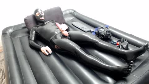 Snapshot of latexboy93 chatting on October 22, 9:25 pm Latexboy93 online show from October 22, 9:25 pm