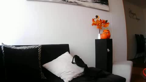 latiinvenushot online show from November 4, 4:06 pm