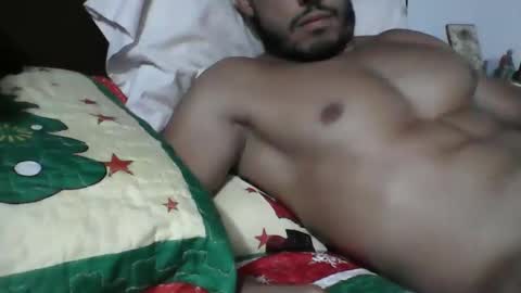 Snapshot of latinboy_26 chatting on December 26, 2:33 am latinboy_26 online show from December 26, 2:33 am