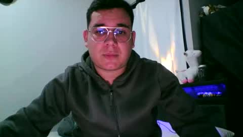 latinboyhot16 online show from March 14, 2:50 am