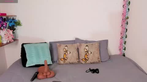 laura1__ online show from May 4, 11:23 pm