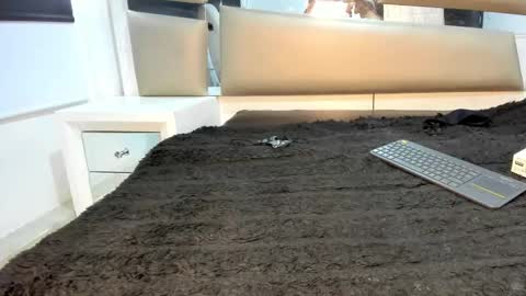 laura__js_ online show from December 1, 4:23 pm