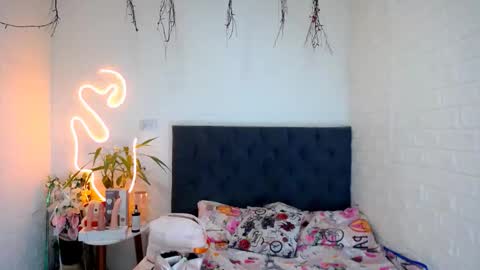 LAURA online show from March 21, 5:27 pm