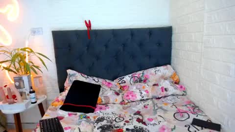 LAURA online show from April 7, 4:18 pm