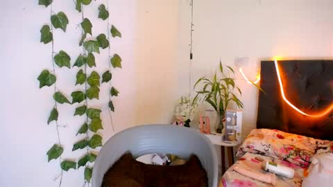 Snapshot of laura_candy02 chatting on May 19, 3:40 pm LAURA online show from May 19, 3:40 pm