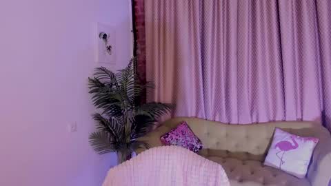 Laura online show from December 22, 8:25 pm