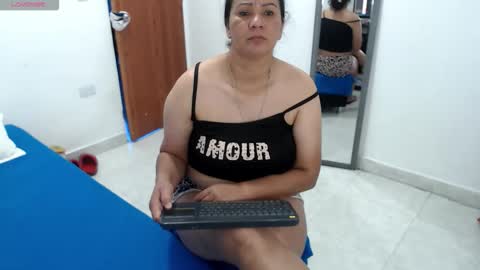 laura_foxx2379 online show from April 15, 9:37 pm