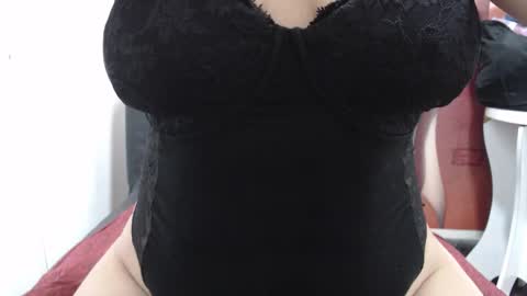  Laura  online show from November 1, 1:13 pm