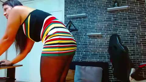 Snapshot of laura_nataly chatting on January 18, 10:39 pm Laura online show from January 18, 10:39 pm