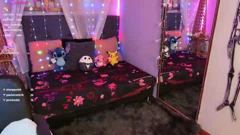 Snapshot of laura_olssen chatting on February 20, 3:41 pm Kate online show from February 20, 3:41 pm