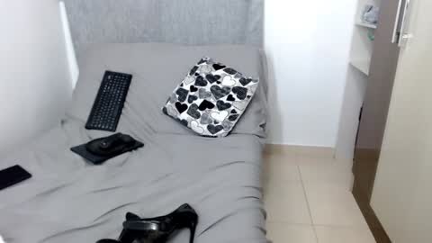 Snapshot of laura_pervert_ chatting on January 7, 12:34 am Laura online show from January 7, 12:34 am