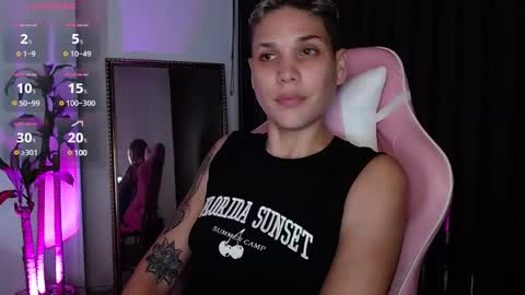 Snapshot of laura_r23 chatting on December 17, 10:23 am Laura Rose online show from December 17, 10:23 am
