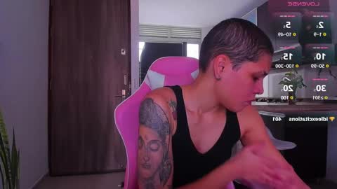 Snapshot of laura_r23 chatting on January 16, 7:52 pm Laura Rose online show from January 16, 7:52 pm