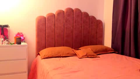 LAURA SOE online show from October 16, 4:08 pm