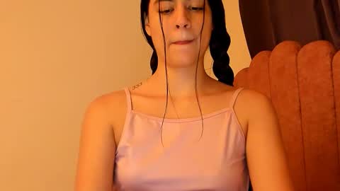 Snapshot of laura_soe chatting on February 1, 10:41 pm LAURA SOE online show from February 1, 10:41 pm