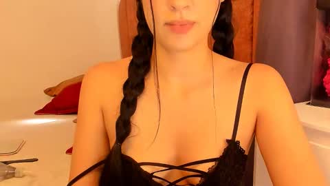 Snapshot of laura_soe chatting on February 6, 7:06 pm LAURA SOE online show from February 6, 7:06 pm