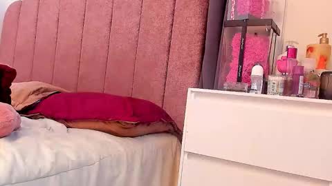 Snapshot of laura_soe chatting on February 25, 9:24 pm LAURA SOE online show from February 25, 9:24 pm