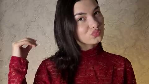 Snapshot of lauraback chatting on December 15, 11:25 am Laura online show from December 15, 11:25 am