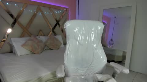 Snapshot of lauraklark chatting on January 5, 8:01 pm laura online show from January 5, 8:01 pm