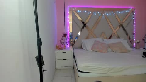 Snapshot of lauraklark chatting on February 2, 8:07 pm laura online show from February 2, 8:07 pm