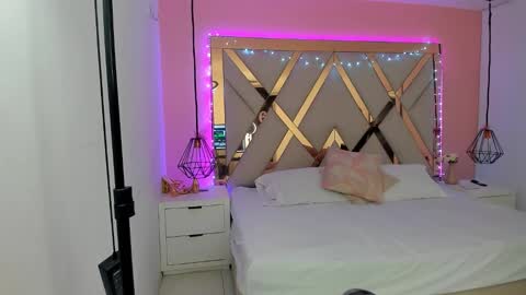 Snapshot of lauraklark chatting on February 6, 7:17 pm laura online show from February 6, 7:17 pm