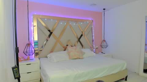 Snapshot of lauraklark chatting on February 9, 8:35 pm laura online show from February 9, 8:35 pm