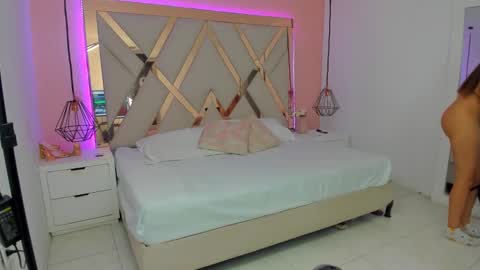 Snapshot of lauraklark chatting on February 10, 8:46 pm laura online show from February 10, 8:46 pm