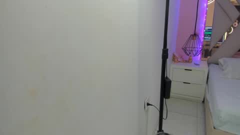 Snapshot of lauraklark chatting on February 13, 7:43 pm laura online show from February 13, 7:43 pm