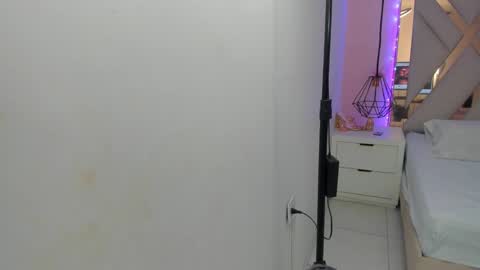 Snapshot of lauraklark chatting on February 14, 6:37 pm laura online show from February 14, 6:37 pm