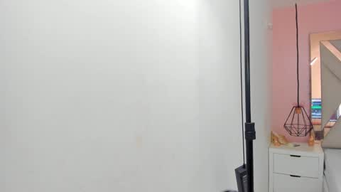 Snapshot of lauraklark chatting on February 25, 8:07 pm laura online show from February 25, 8:07 pm